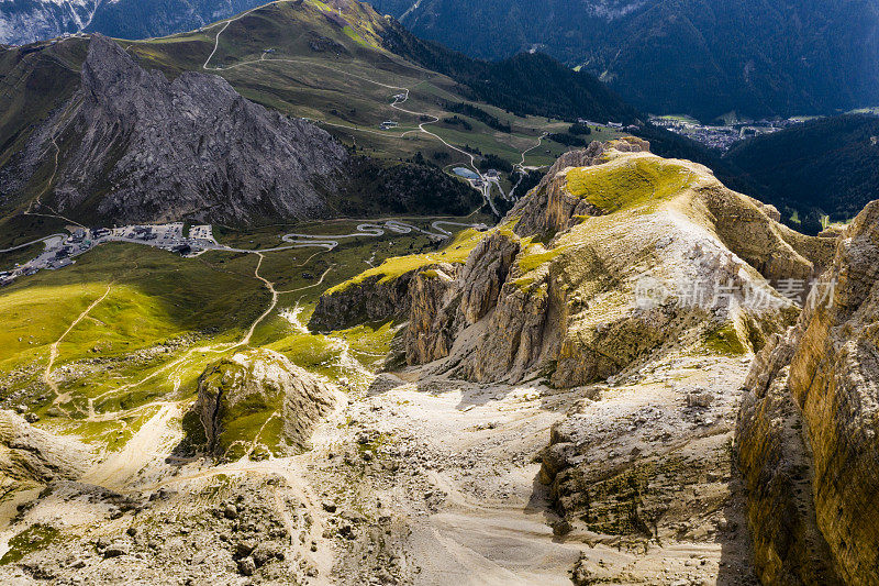 sella gruppe戏剧性的云景和Piz Boe鸟瞰图